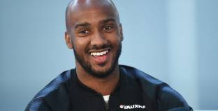   Евертън се раздели с трима 