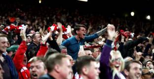 Фенове на Ливърпул са нападнали привърженик на Наполи