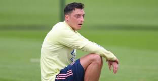 Арсенал възобновява преговорите с Йозил за раздяла