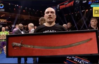 Усик вдига истинската сабя на украинския герой от 17-ти век, хетман Иван Мазепа.