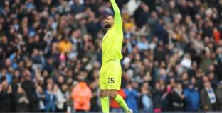 Легенда на Англия за Донарума: „Прекалено празнува рутинни спасявания“