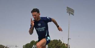 Арсенал взе Уайт и Сака на тренировъчен лагер в Дубай