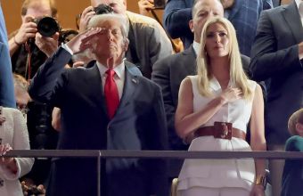 Целият „Цезар Доум” в Луизиана полудя, когато камерите показаха президента на САЩ Доналд Тръмп по време на изпълнението на химна преди Супербоул 2025. 