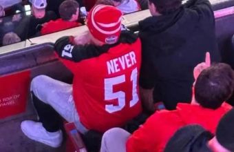 Фен на канадския национален отбор по хокей на лед отговори на желанието на президента Доналд Тръмп Канада да стане 51-ят щат на САЩ. 