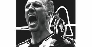 Нюкасъл продължи със защитник