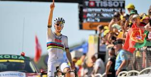 Погачар размаза съперниците си в първия планински етап