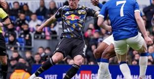 Фулъм, Уулвс и Съндърланд продължават във ФА Къп, Лийдс оцеля след дузпи