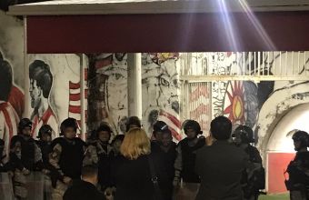 Полицаи решиха да се снимат с Тео Уолкът. 