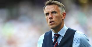 Невил: Титлата на Ливърпул е феноменално постижение