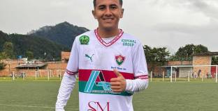 Футболист почина на терена след сблъсък с вратар