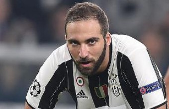 Игуаин не успя да осъди Наполи 