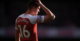 Нюкасъл е близо до наем на Холдинг