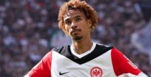 Челси преговаря за Екитике