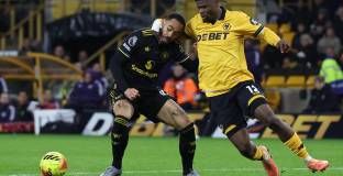 Агбаду смени Уулвс с Бешикташ