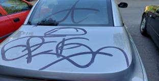 Фенове на Левски драскат коли посред нощ в столичния квартал 