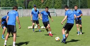 Сините тренират часове преди мача със Зенит (видео)