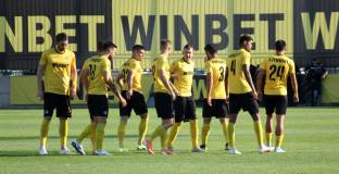 Феновете на Ботев Пловдив накараха играчите да свалят фланелките (видео)