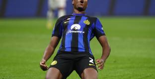 Ман Юнайтед следи ситуацията около Дъмфрис