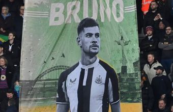  Така феновете на Нюкасъл посрещнаха Бруно Гимараеш преди мача с Евертън. 
