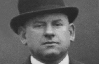 На 19 декември 1931 г. Джеймс Гибсън спасява Ман Юнайтед от фалит.
