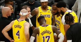 Лейкърс поведе, победи за Денвър и Милуоки