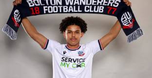 Болтън нае нападател на Ман Юнайтед 