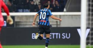 Аталанта с обрат срещу Наполи след спорно съдийство 