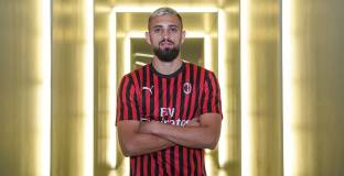    Истанбул Башакшехир иска защитник на Милан 