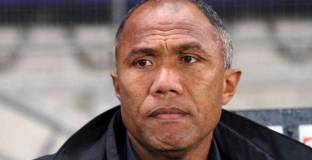 Гингам уволни Комбуаре