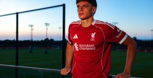 Ливърпул обмисля покупката на централен защитник 