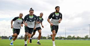 Двама тренират отделно от Ливърпул преди продажби