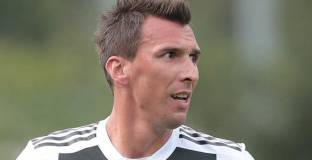 Евертън разглежда вариант с Манджукич