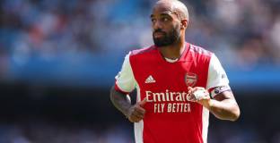 Лаказет е недоволен от съдиите в мача с Ман Сити