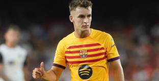 Челси и Ливърпул влизат в битка за халф на Барса