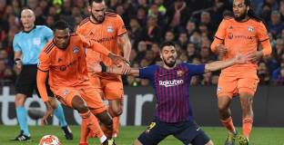 Бивш рефер на ФИФА: Суарес  инициира докосването, там нямаше дузпа