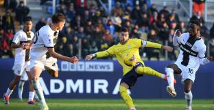 Лацио падна от Парма, Наполи с минимална победа