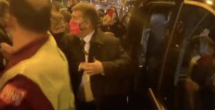 Фенове на Барса атакуваха Лапорта