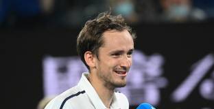 Медведев се класира за третия кръг на 