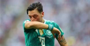 Агентът на Йозил: Хьонес се опитва да скрие проблемите с расизма