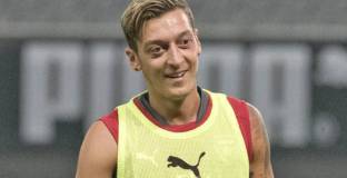 Венгер отрече за договореност между Йозил и Барселона 