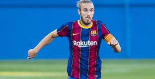 Барселона иска да поднови с трима