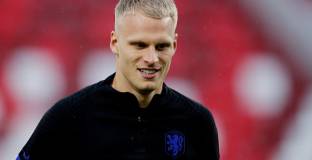 Нюкасъл обсъжда покупката на Мичъл Бакер 