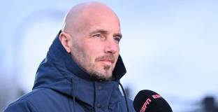 Аякс хвърли око на асистента на Тен Хаг