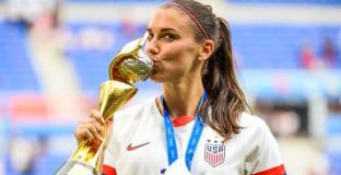 Футболистка тренира в шестия месец на бременността 