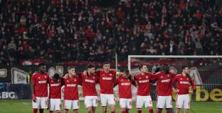 Футболистите на ЦСКА заобиколиха гневните си фенове на излизане от стадиона