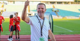 Стойчо Младенов бие шута на двама ненужни