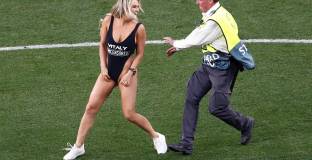 Голата стрийкърка спечели 4 милиона