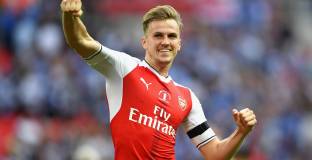 Арсенал продължи с Холдинг