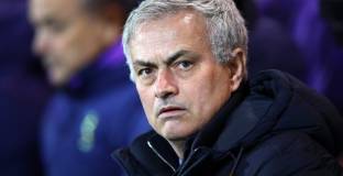 Моуриньо се самоизолира с трима от щаба си