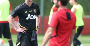 Манчестър Юнайтед постави гигантски телевизор на базата си